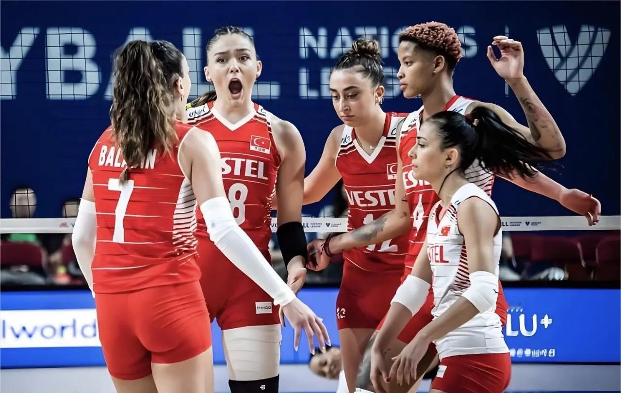 女排欧锦赛冠军产生，土耳其🇹🇷3：2战胜意大利，获得冠军🏆并取得2028洛