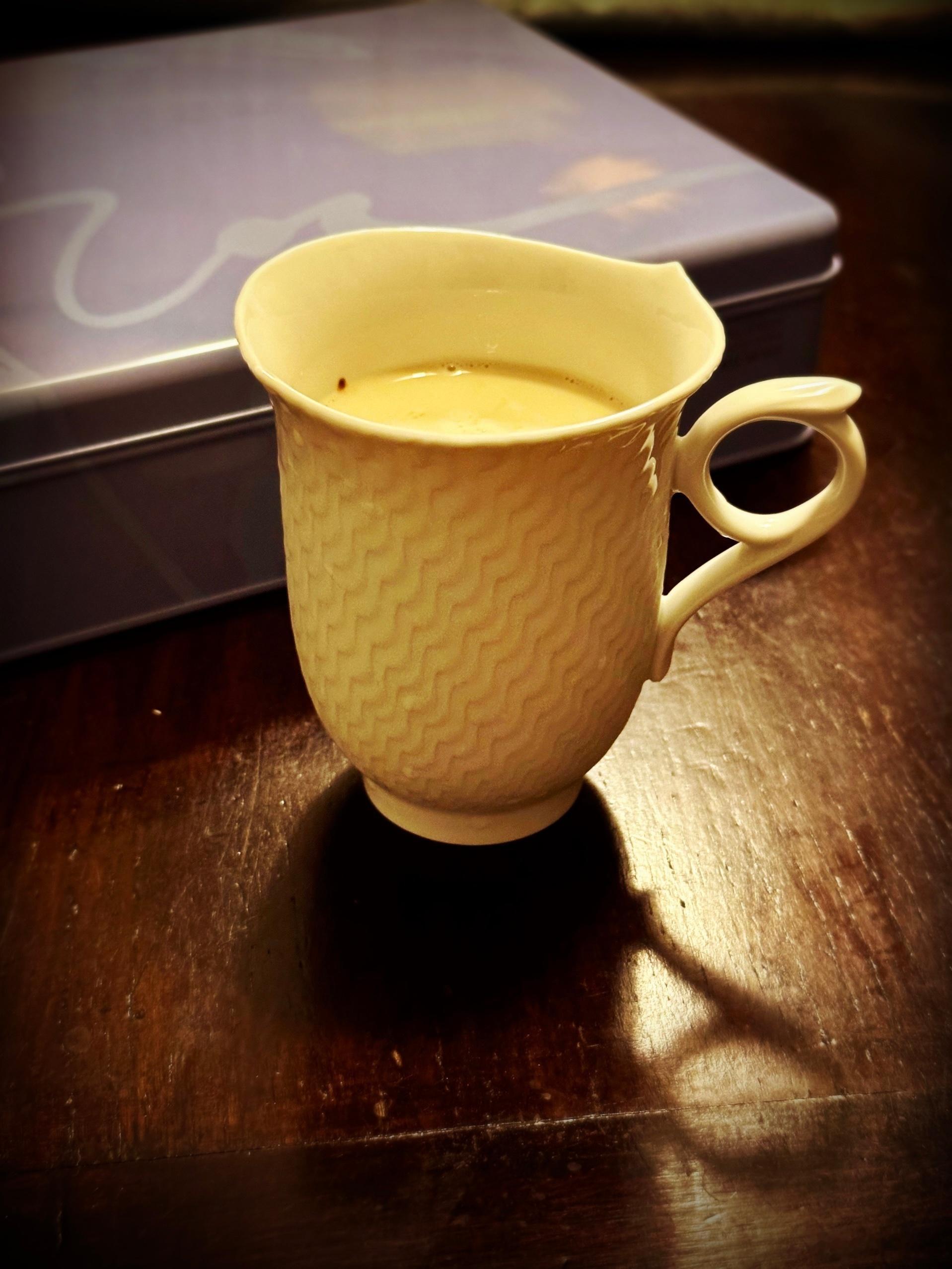 老了。像马普尔小姐在英国乡村的冬天贪恋一杯睡前热可可一样。我也在上海的夏夜，贪恋