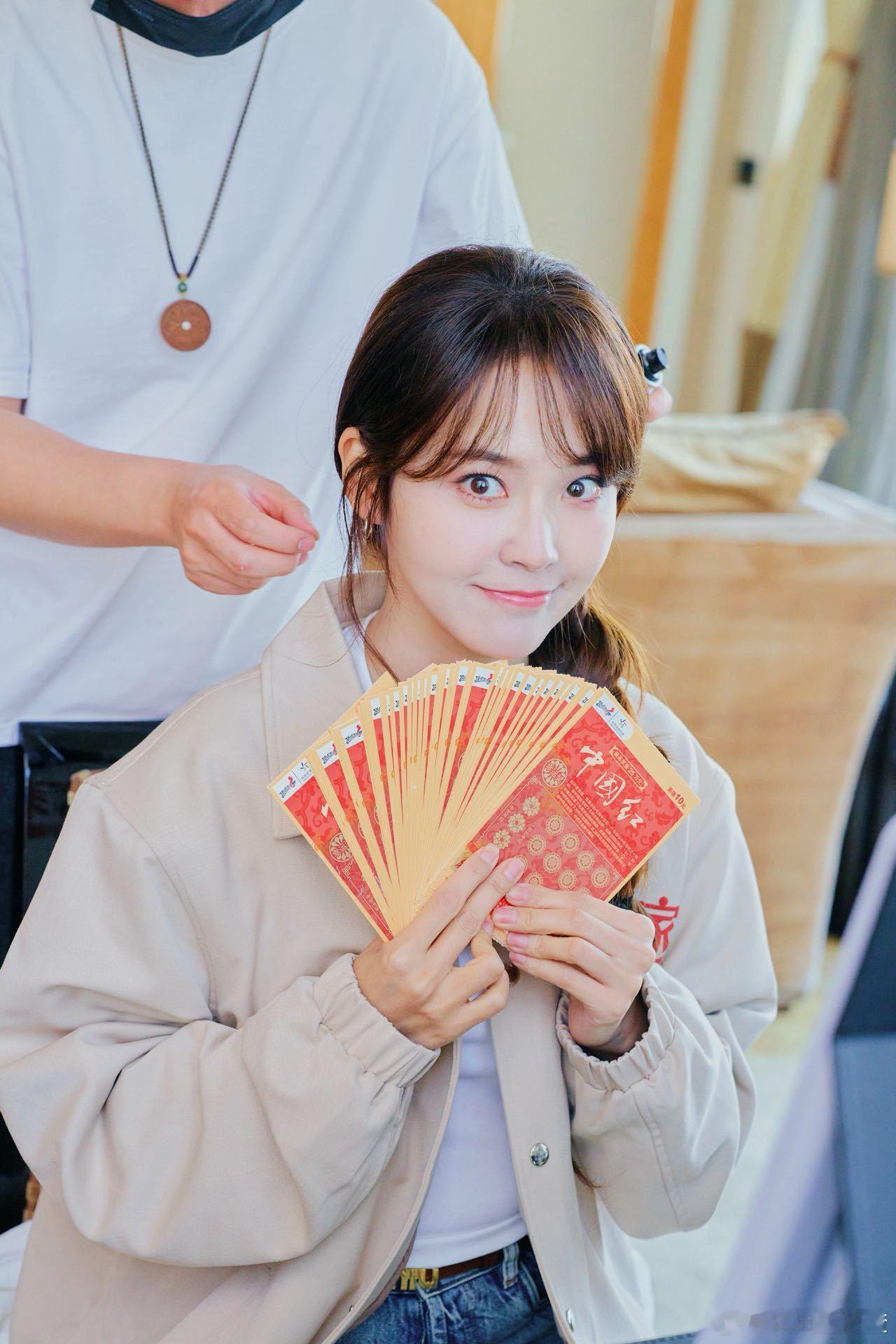 新年第一桶金是张佳宁给的 妈耶！张佳宁在《过家家》路演现场发刮刮乐，这波好彩头太