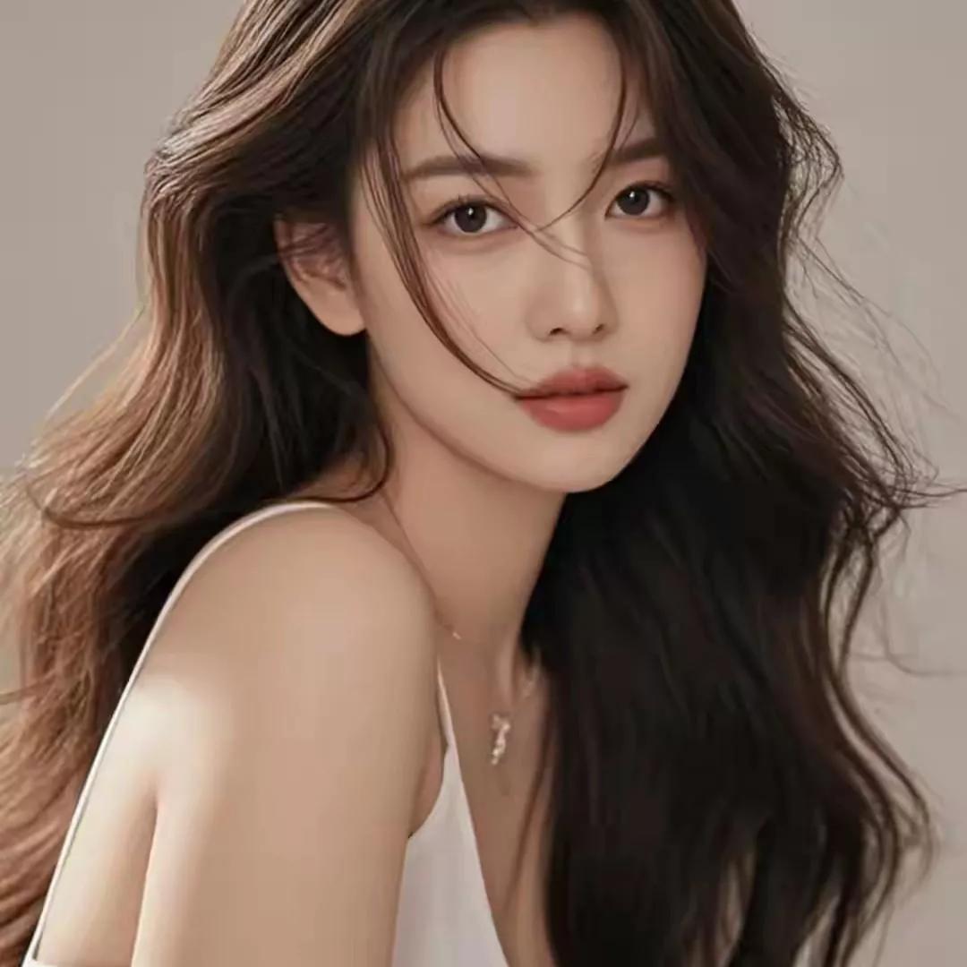 温柔飘逸的微风，轻拂着她的发梢，仿佛在诉说着一个关于爱的故事。海风长发共浪漫 温