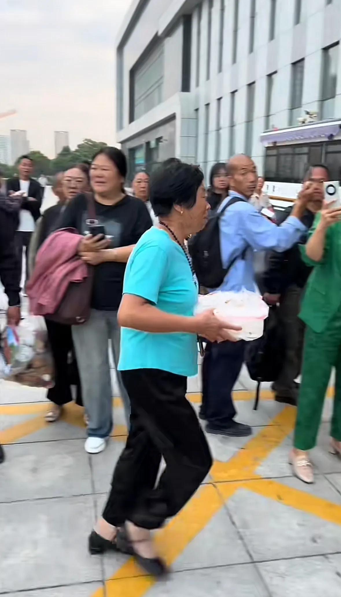 泪目了！三门峡一位奶奶到火车站没赶上孙子，晚了几分钟，孙子进站了，他端着一盒饺子