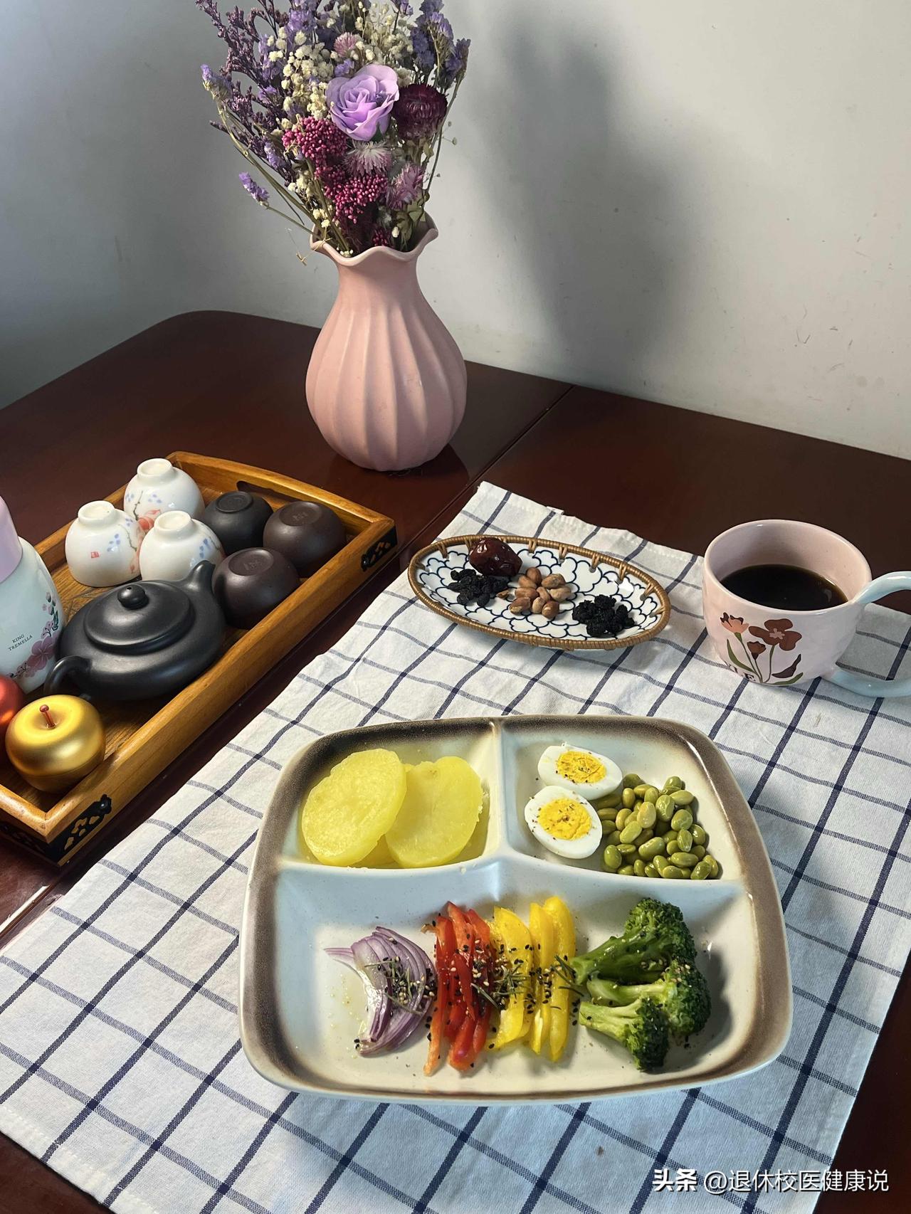 血糖高的人，早餐要记住一个公式：一拳主食、一掌蛋白、两拳蔬菜。
图片来源是我今天