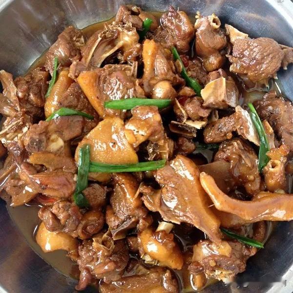 跨年美食之啤酒鸭

食材：鸭肉700g、青椒1个、啤酒600ml、姜片适量、葱段