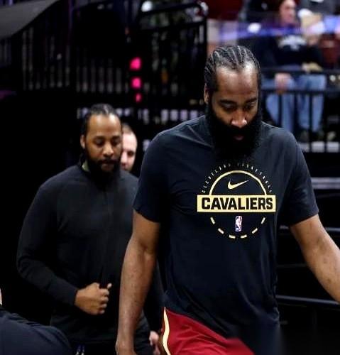 讲真，七年前，米切尔做梦都想在场上弄死哈登。
真的，连着两年被同一个人用同一种方