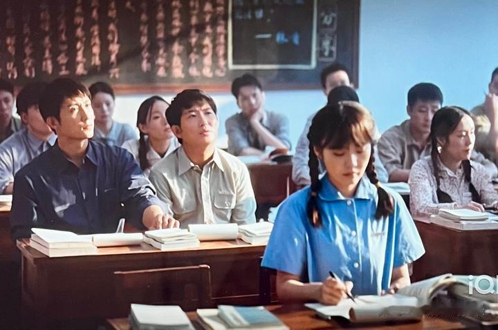 看《重器》：强吻、跳贴面舞，两件案子背后的重刑时代🔹
《重器》没充会员卡，且看