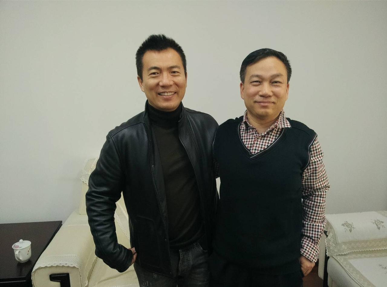 还记得他吗？那个激情四射、高呼口号，最后不得不下课的央视解说员吗？
他叫黄健翔，