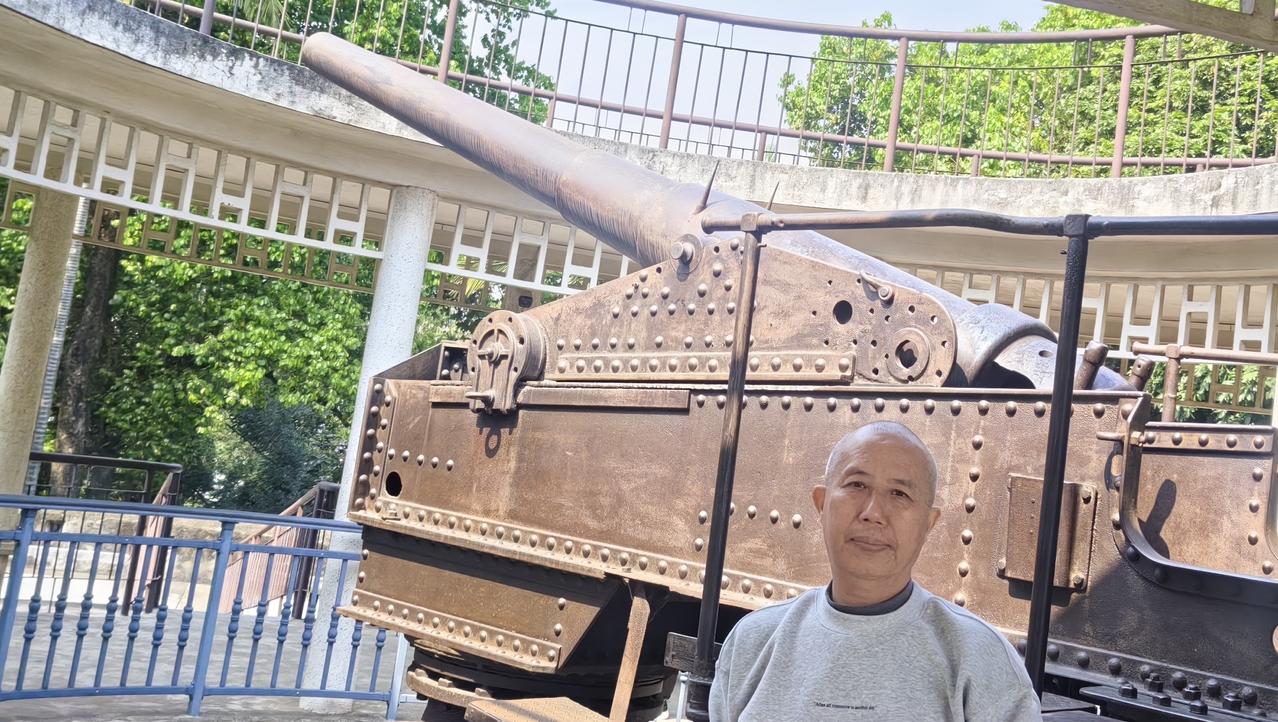 退休慢生活
人生何其幸，左拥右抱美女陪散步，半边鸡一碟青菜三碗米饭90元，花费不