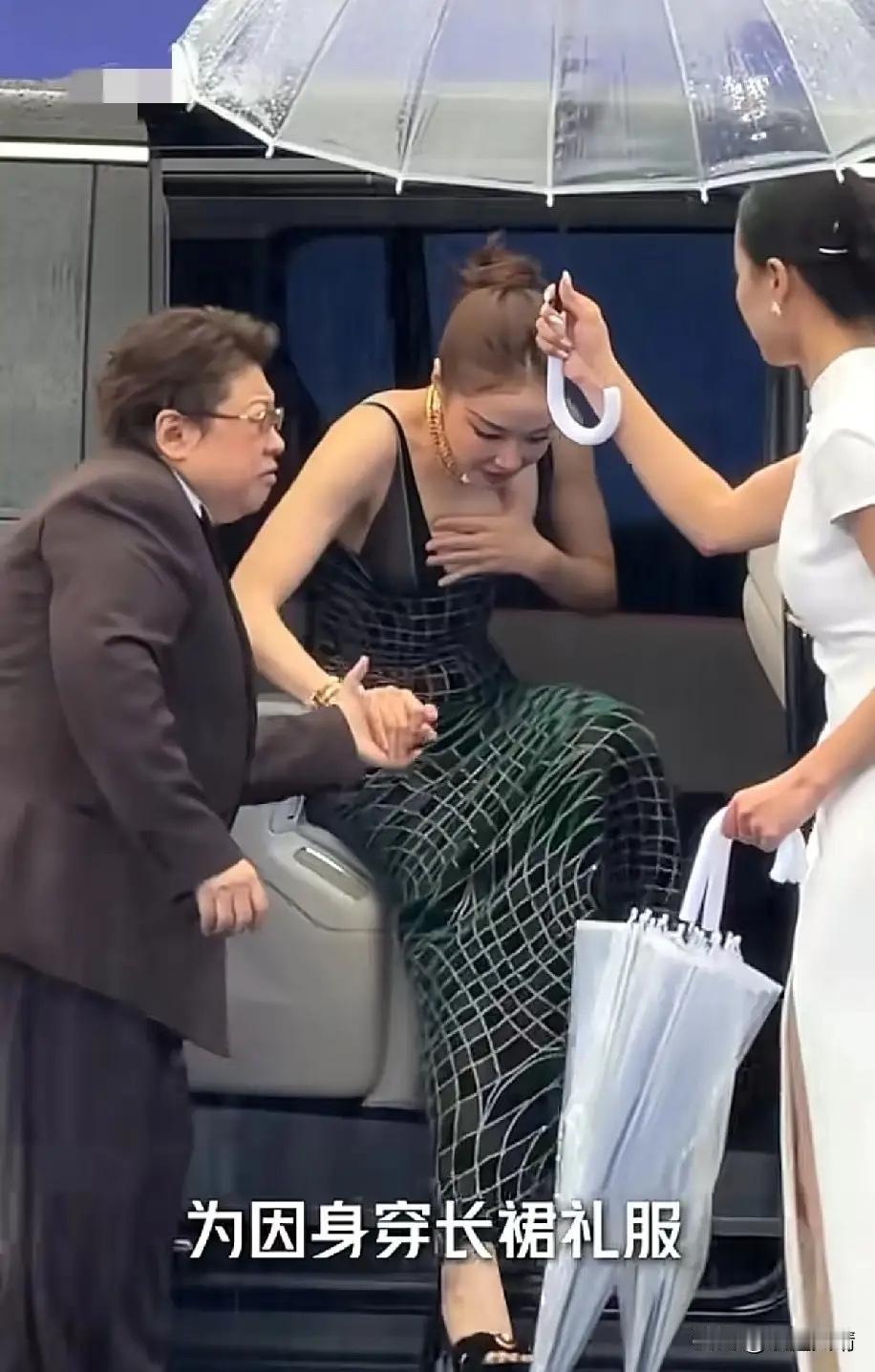 韩红的善良是刻在骨子里的。
她与高叶参加北京国际电影节恰遇天降大雨，她下车后又搀