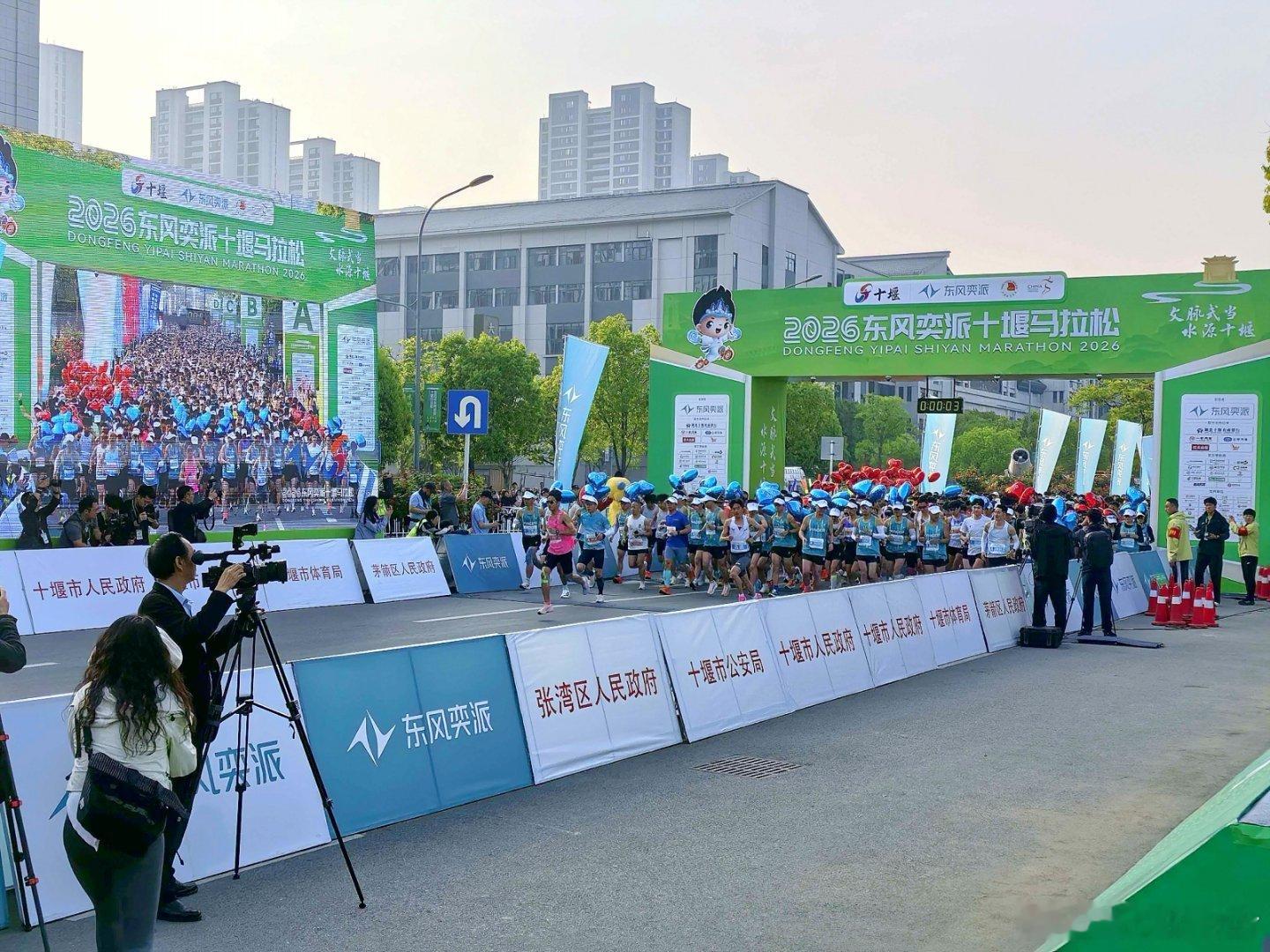 十堰马拉松现场太震撼啦！万人齐聚、全程人山人海，整条赛道 5G 信号全程满格！发