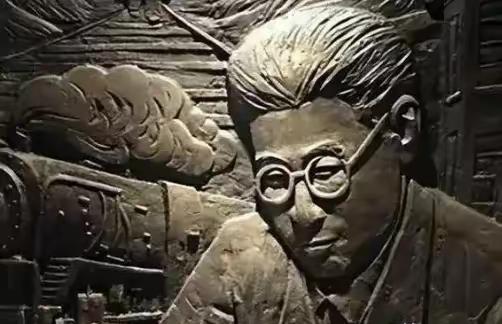 1977年，失联52年的钱壮飞现身了，工人清理河道时，挖出一块刻着“徐恩曾赠”的