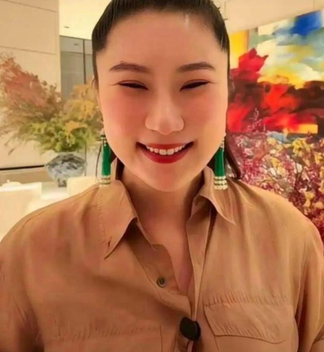 谢贤的前女友Coco现在已经41岁了，目前在河南老家生活，还是单身一人。听说有媒