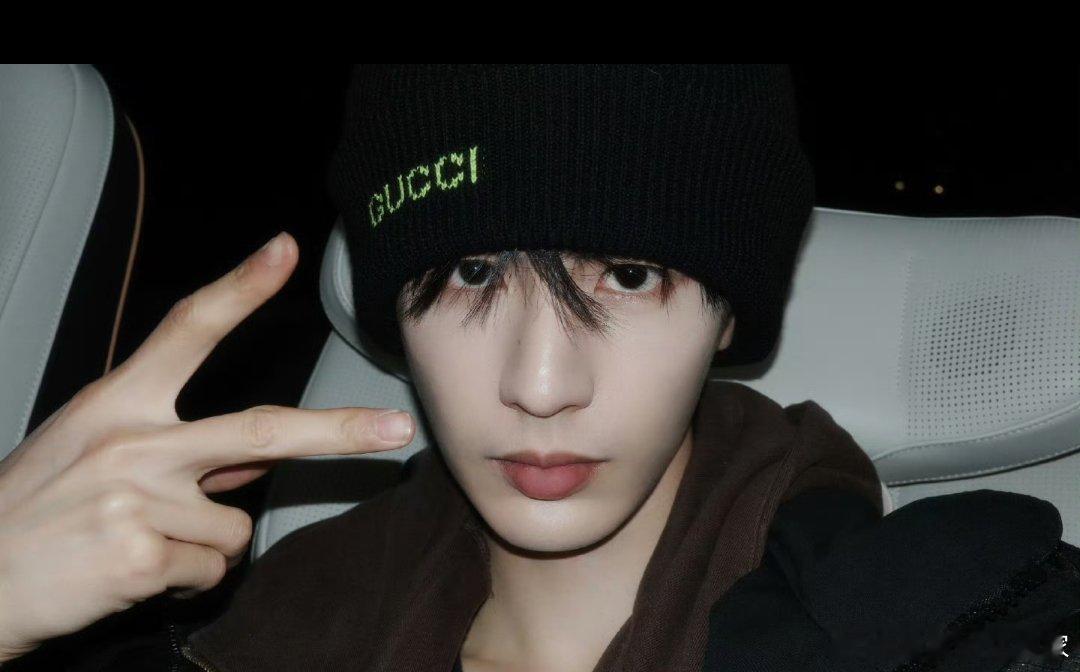张凌赫戴冷帽比耶冷帽造型也太帅了吧！！是谁又爱了，是我是我🙋♀️ 
