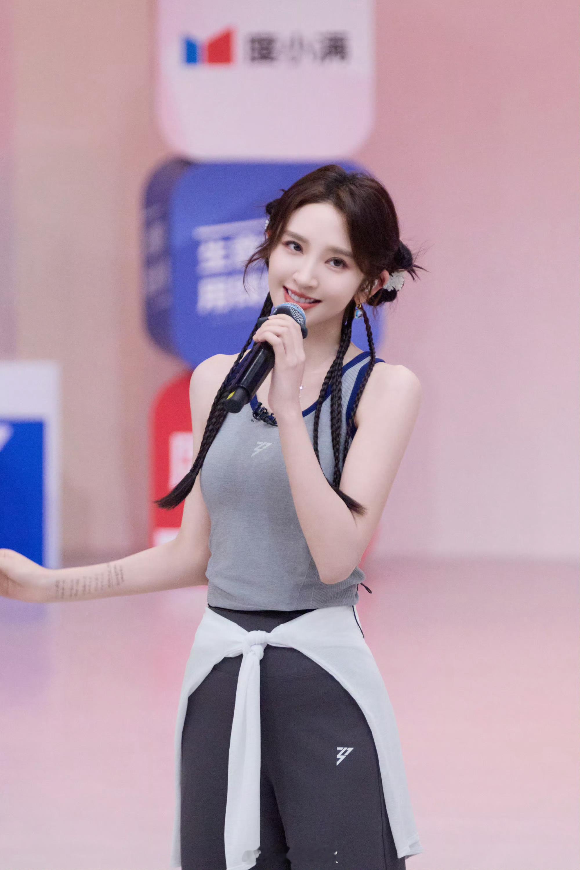 唐艺昕付出真心就会收获真心唐唐说“付出真心就会收获真心”，她把这句话绣在练舞的袜