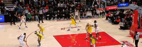 火箭旧将杜兰特，最后4分钟轰下11分收割比赛！
这还是那个被质疑软蛋的死神吗？