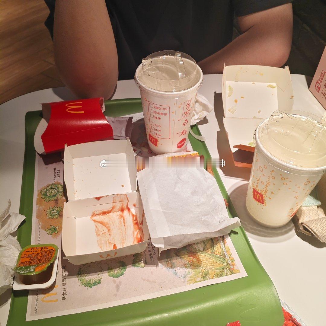 这个笨蛋被我逼着拍了照片。让他举起这个饼干盒子我拍，假装在打广告。他很无奈的照做