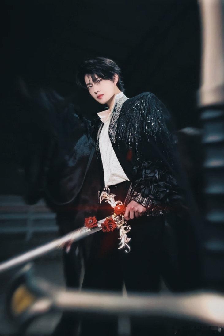 杨洋执剑黑马王子今日份帅气已签收，执剑的样子也太绝了，妥妥小说里的黑马骑士，看一