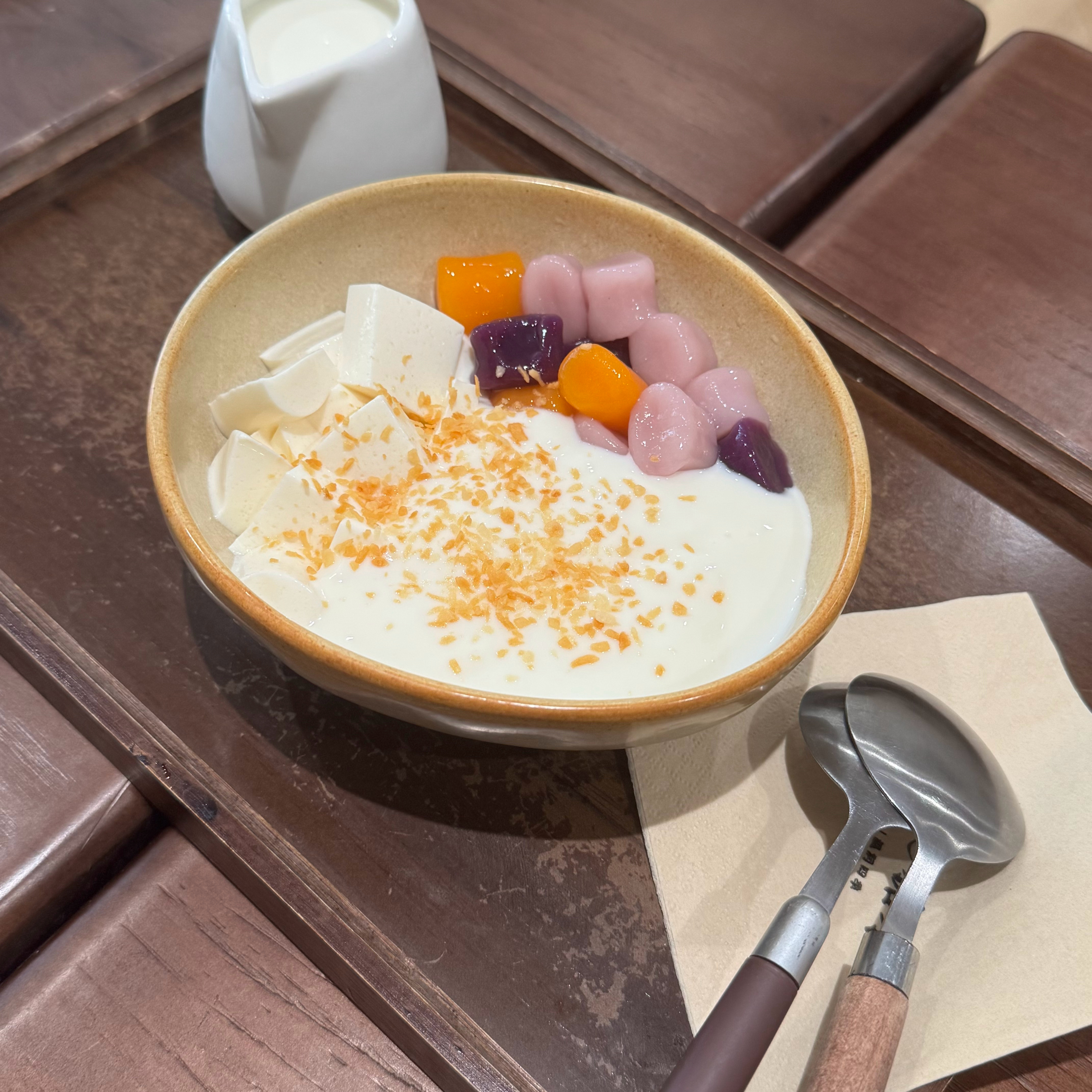 吃一个椰奶芋圆奶豆腐 
