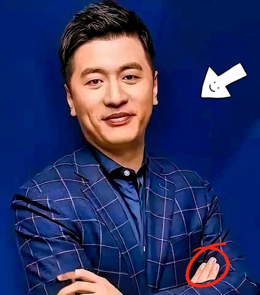前两天听一位从张雪峰公司出来的哥们儿喝酒吐槽，说了一句挺渗人的话：外人盯着他那张