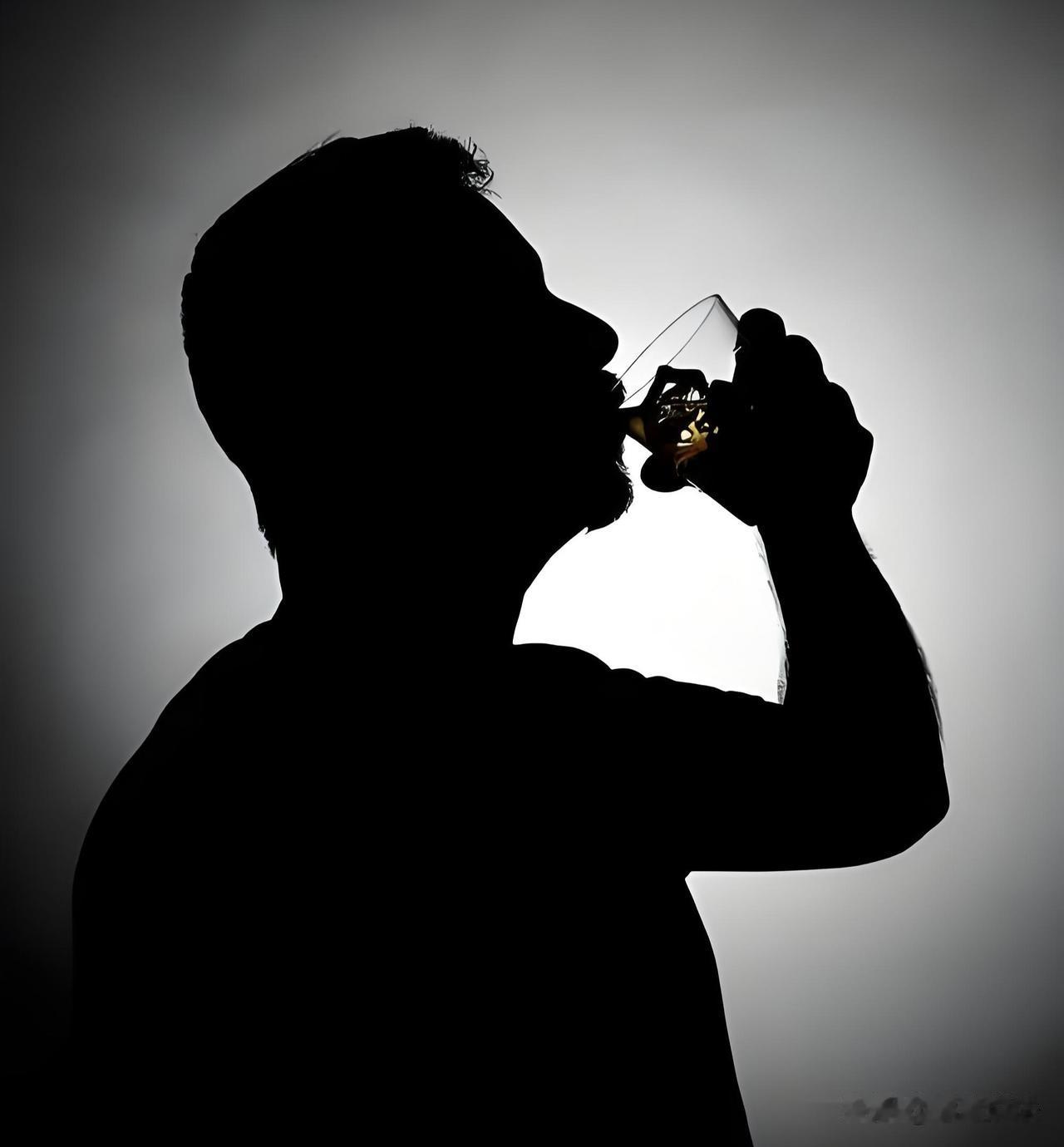 酒后无德！深圳，男子和朋友聚餐，果酒加啤酒一口气喝下6斤。醉酒后，他走到街边烧烤