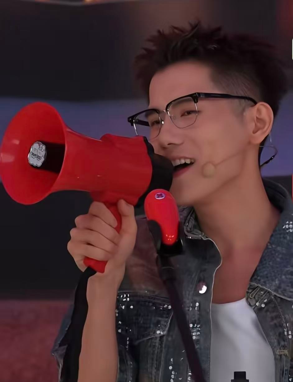 背着同事做兼职结果面试官是同事合伙人尴尬天花板就此诞生，背着同事偷偷找工作，面试