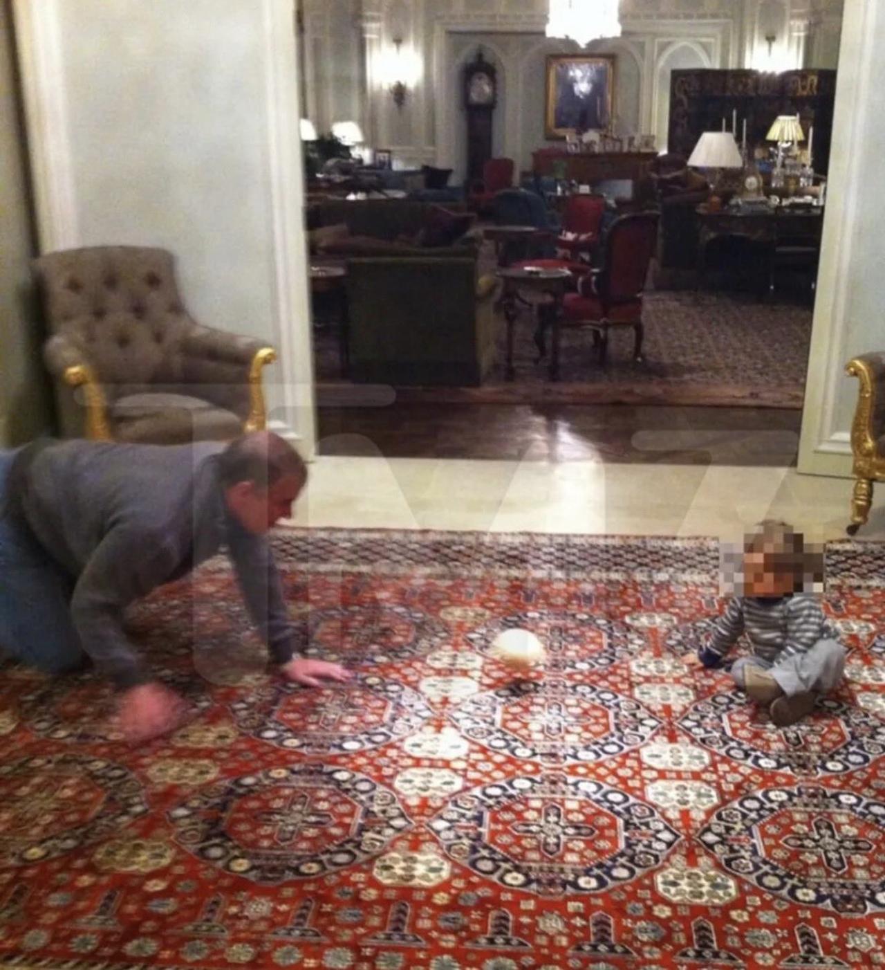 美媒发布一组照片：英国王室前成员、前王子安德鲁与一名小男孩玩一种女性身体造型的球