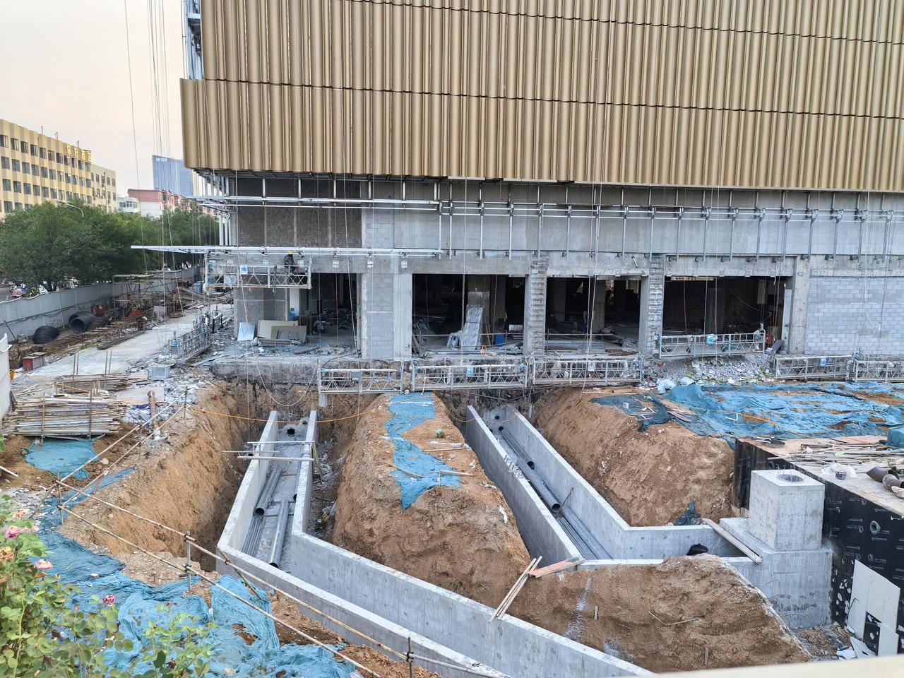今天路过南昌路，发现丹尼斯正加紧施工，原来的超市已经拆了。前几个月丹尼斯大卖场折