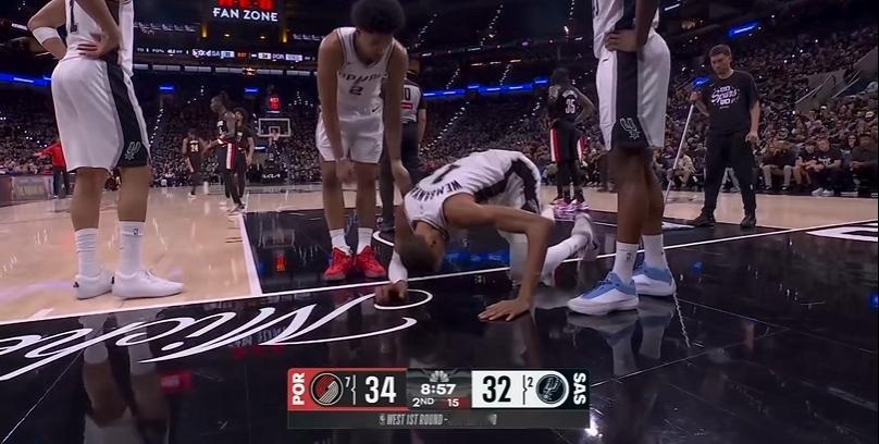 第二节8分57秒，文班亚马在一次拼抢中摔倒在地，脸部重重砸在了地板上。随后他在队