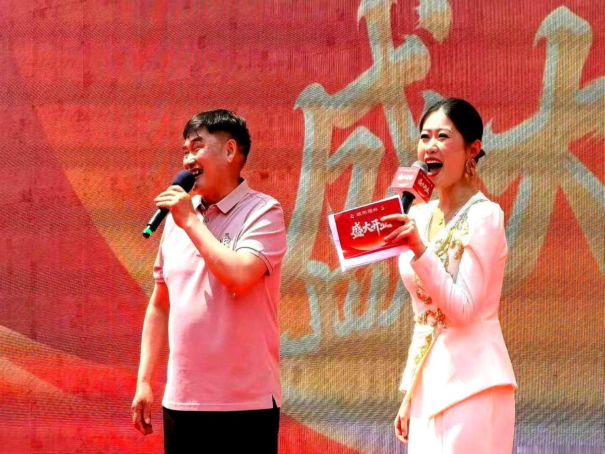 “过气了就回家种地，绝不直播带货。”

大衣哥这句回应，比他在青岛商场唱《滚滚长