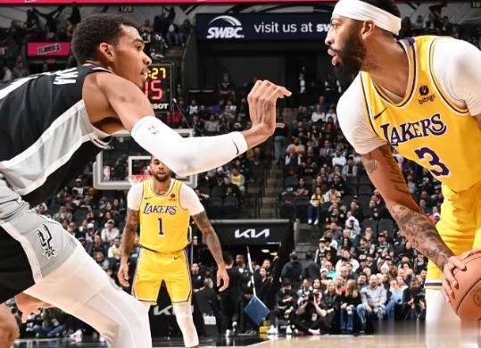 北京时间12月16日8:30，NBA常规赛湖人队继续客场挑战马刺队，昨天的交锋，