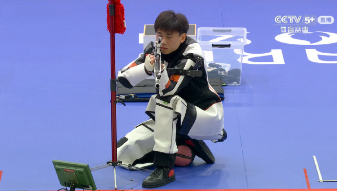 巴黎奥运会男子步枪50米3姿决赛中国队刘宇坤拿下金牌！！吓我一跳，看到这个表情我