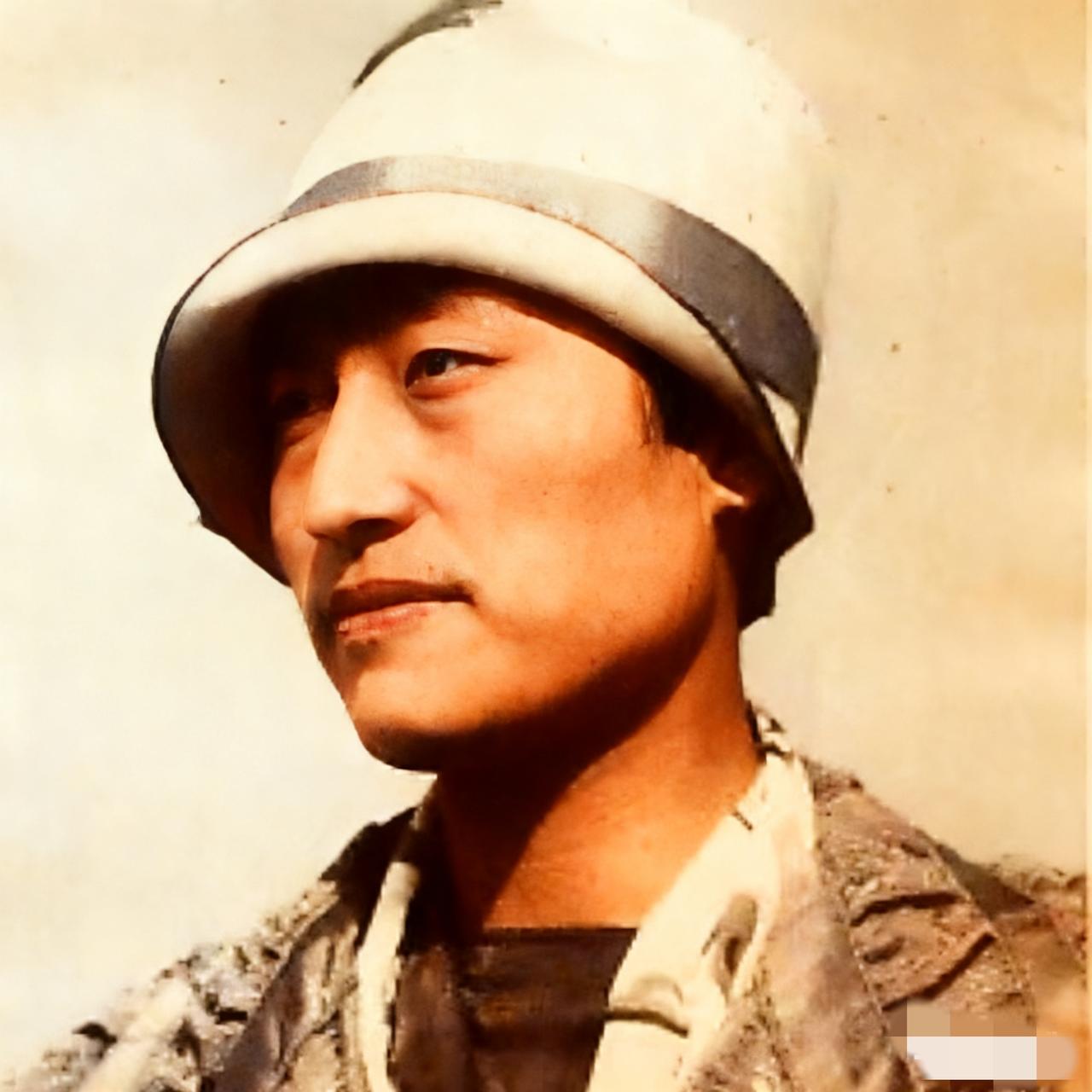 这个一脸“男相”的女子，正是蒋介石的第二任妻子陈洁如，这张旧照摄于1927年，彼