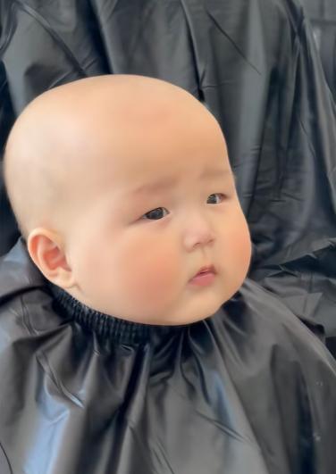 可爱一幕！江苏溧阳，理发师给孩子剃了个利落的光头，小家伙本就脑袋圆润，额头也生得