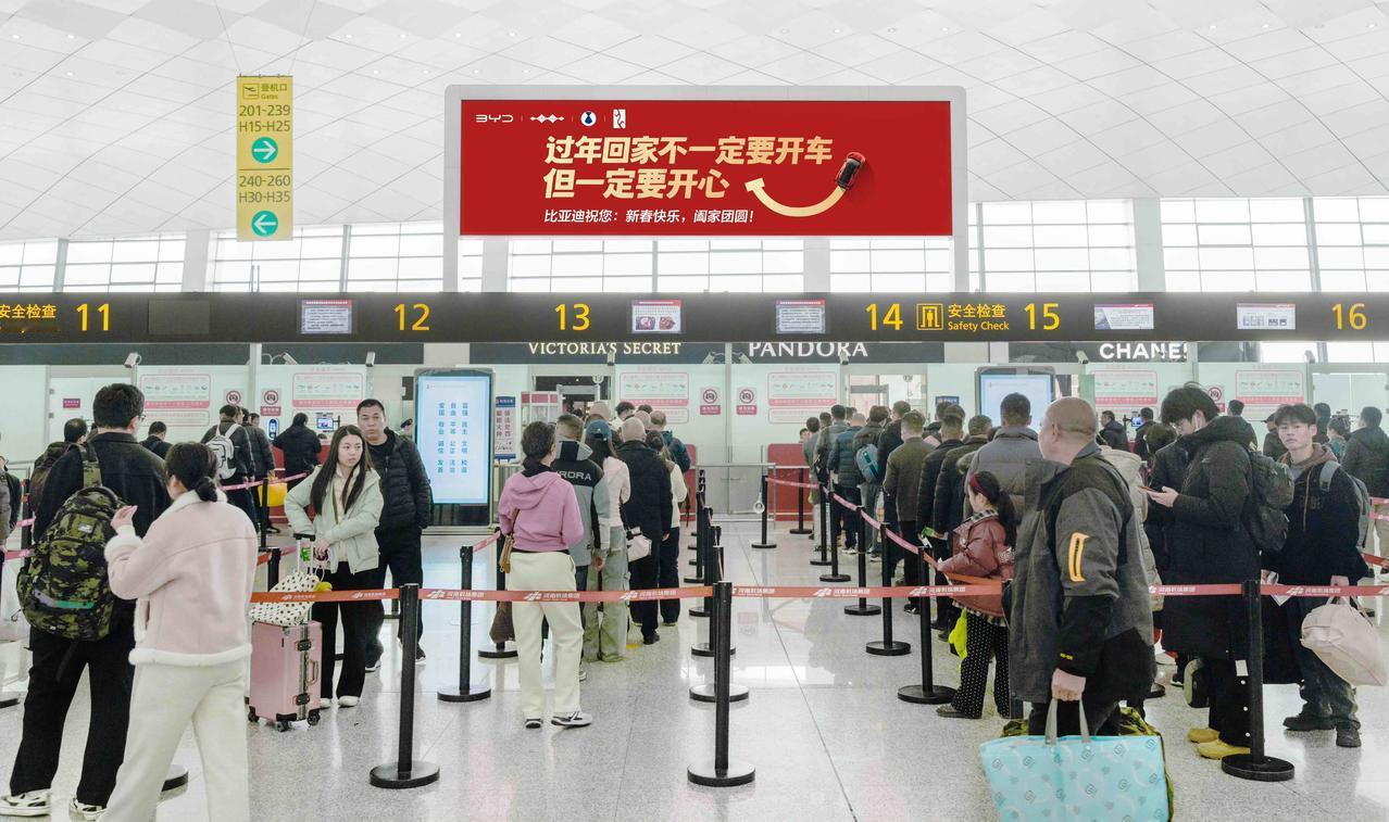 铁铁们，今年比亚迪的春节广告也太圈粉了吧！没有硬推产品，没有炫配置，直接在机场、