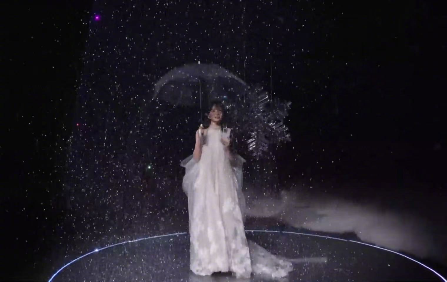 田曦薇给我下了一场告白雪 这一刻的浪漫属于vivo！田曦薇手持vivo S50「