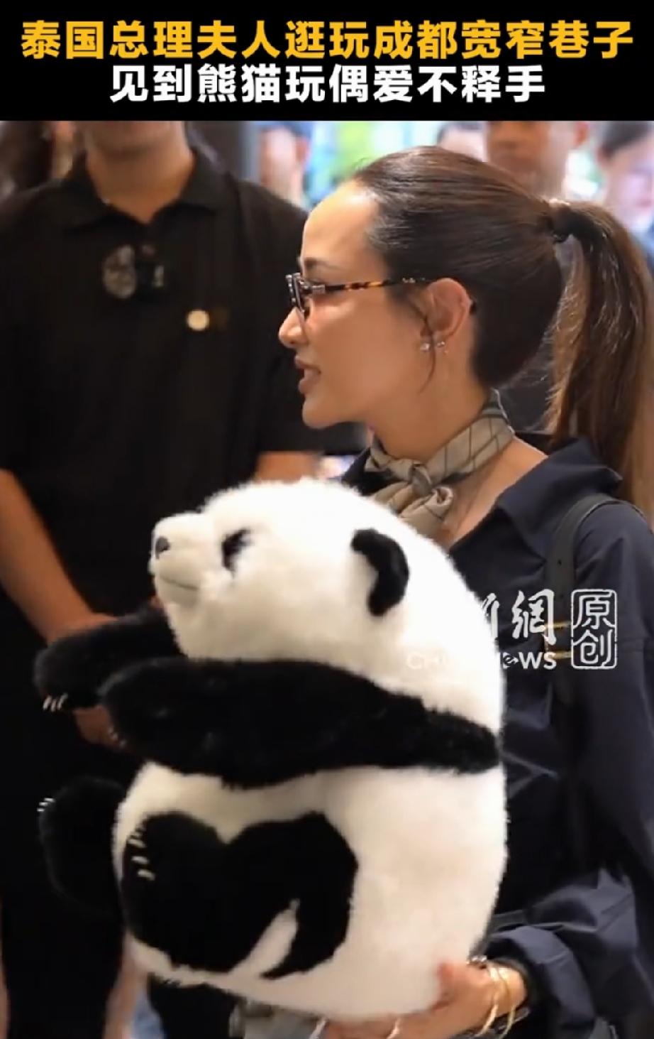 泰总理夫人对熊猫玩偶爱不释手 泰总理夫人对熊猫玩偶那是真的爱不释手！7月18日，