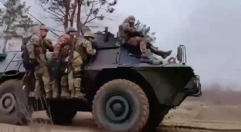 乌克兰士兵搭乘美国m1117装甲车