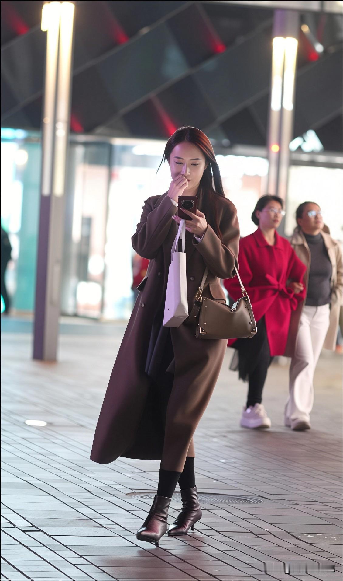 微胖身材如何选大衣？这件深咖色我很满意


微胖女生买大衣，最怕两件事：一是显胖