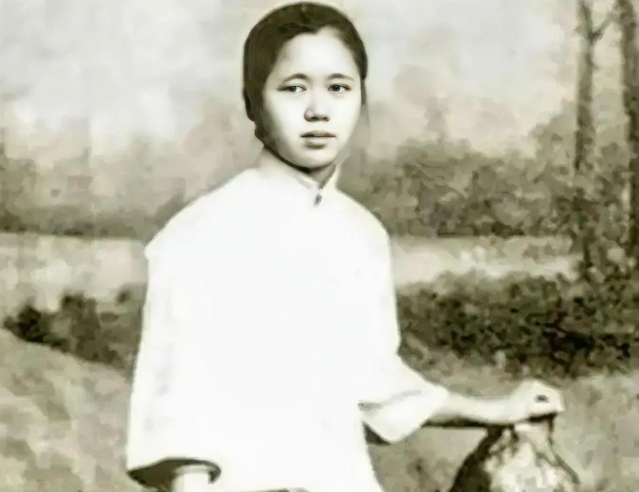 王桂荃，原名王来喜，四川广元人，梁启超的侧室（第二夫人），被称为“梁家幕后的伟大