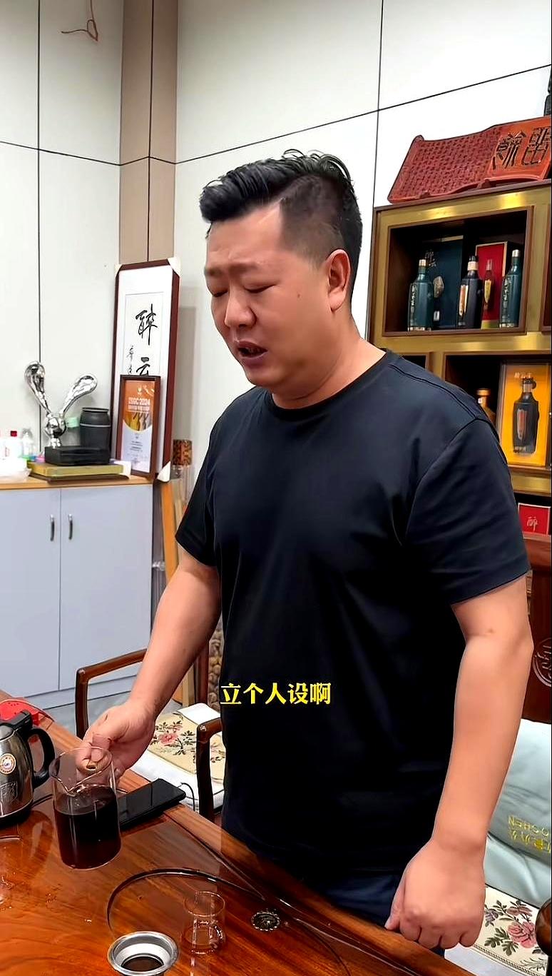 端午刚过，河南息县的饭桌还冒着热气，阿牛哥在老家给乡邻送鱼送肉，又掏现金，海鲜大