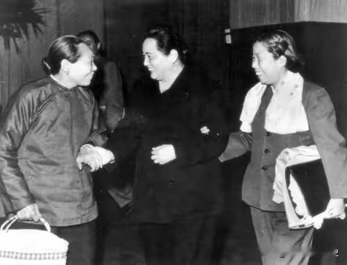 1960年4月，宋庆龄与邓颖超一同接见志愿军特级战斗英雄黄继光的母亲邓芳芝。
照