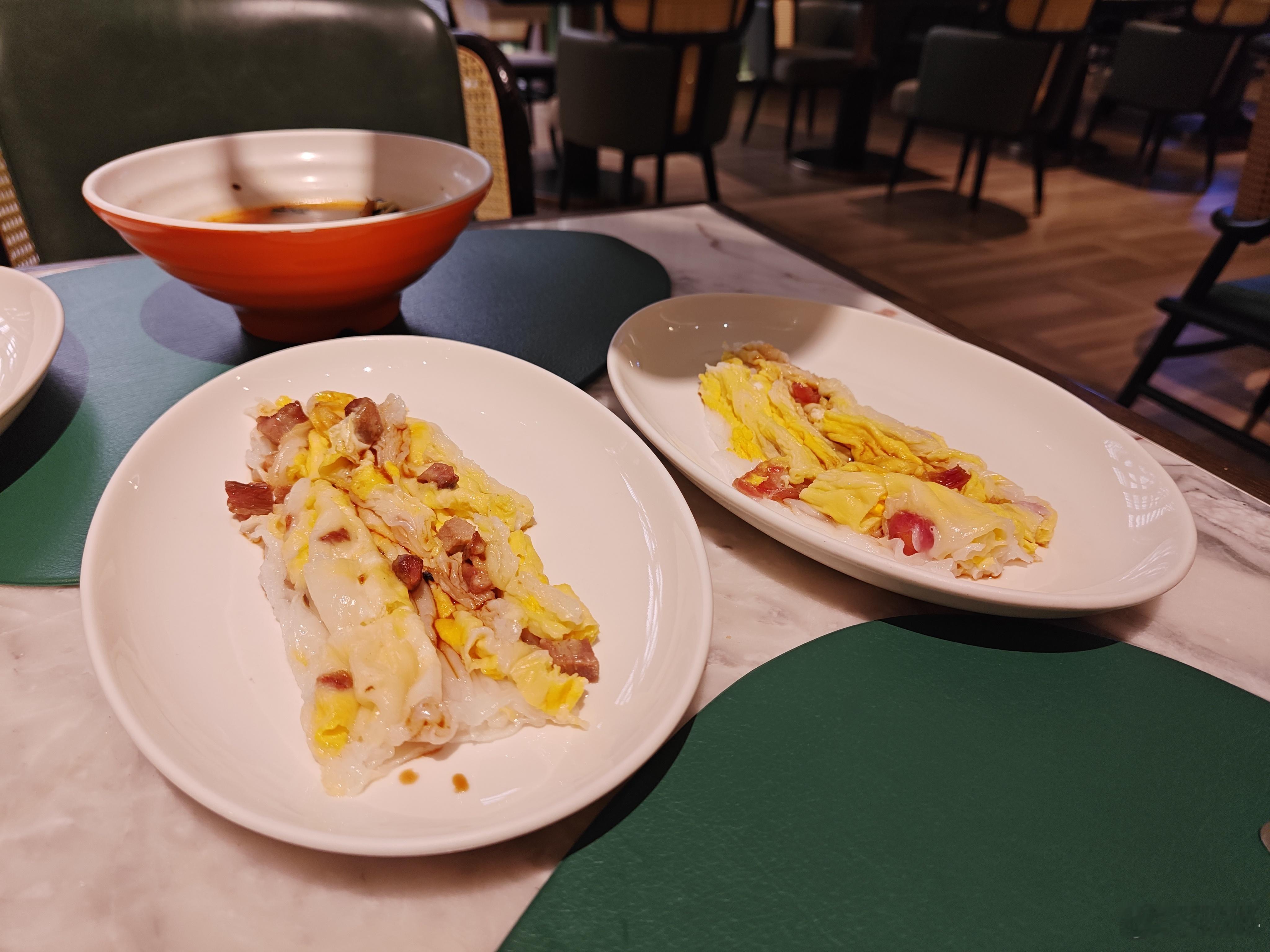 早上好，又是在酒店吃肠粉的一天。今天是腊肠鸡蛋肠和叉烧鸡蛋肠。[666]不可辜负