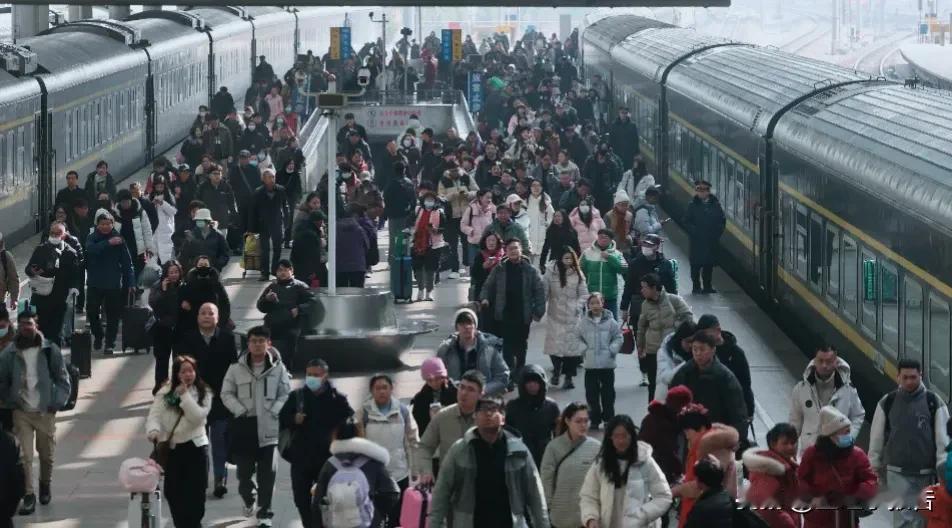 今天起2026年春运大幕开启，各地车站已经出现了人头攒动的情形。能够在本周踏上春