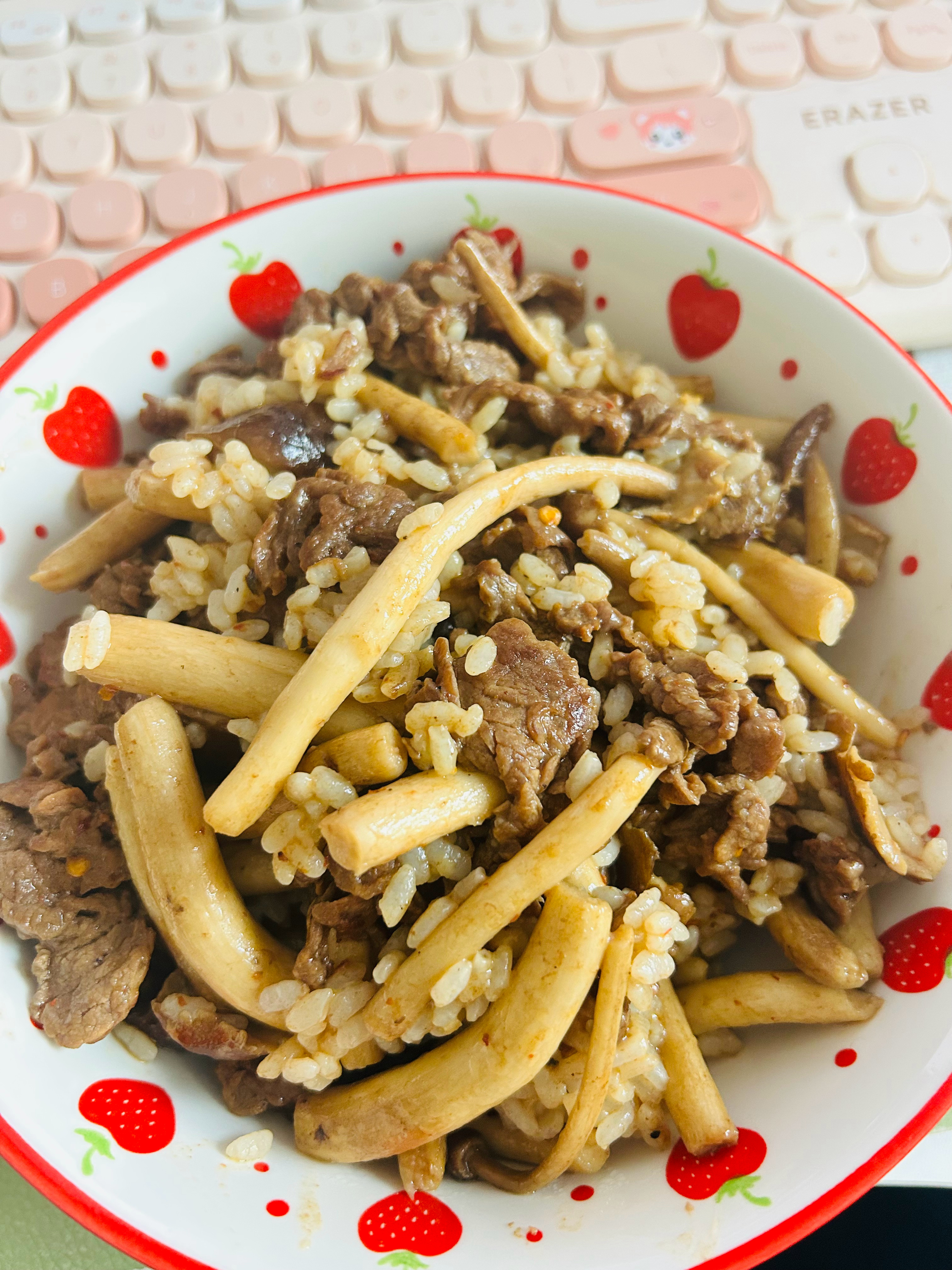 茶树菇牛肉饭 不错🤤 