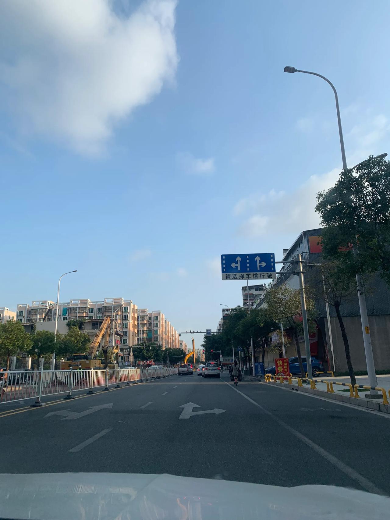 风把温度调得刚好
不凉，也不燥
像指尖拂过晾衣绳上的衣角
软乎乎，带着阳光的味道