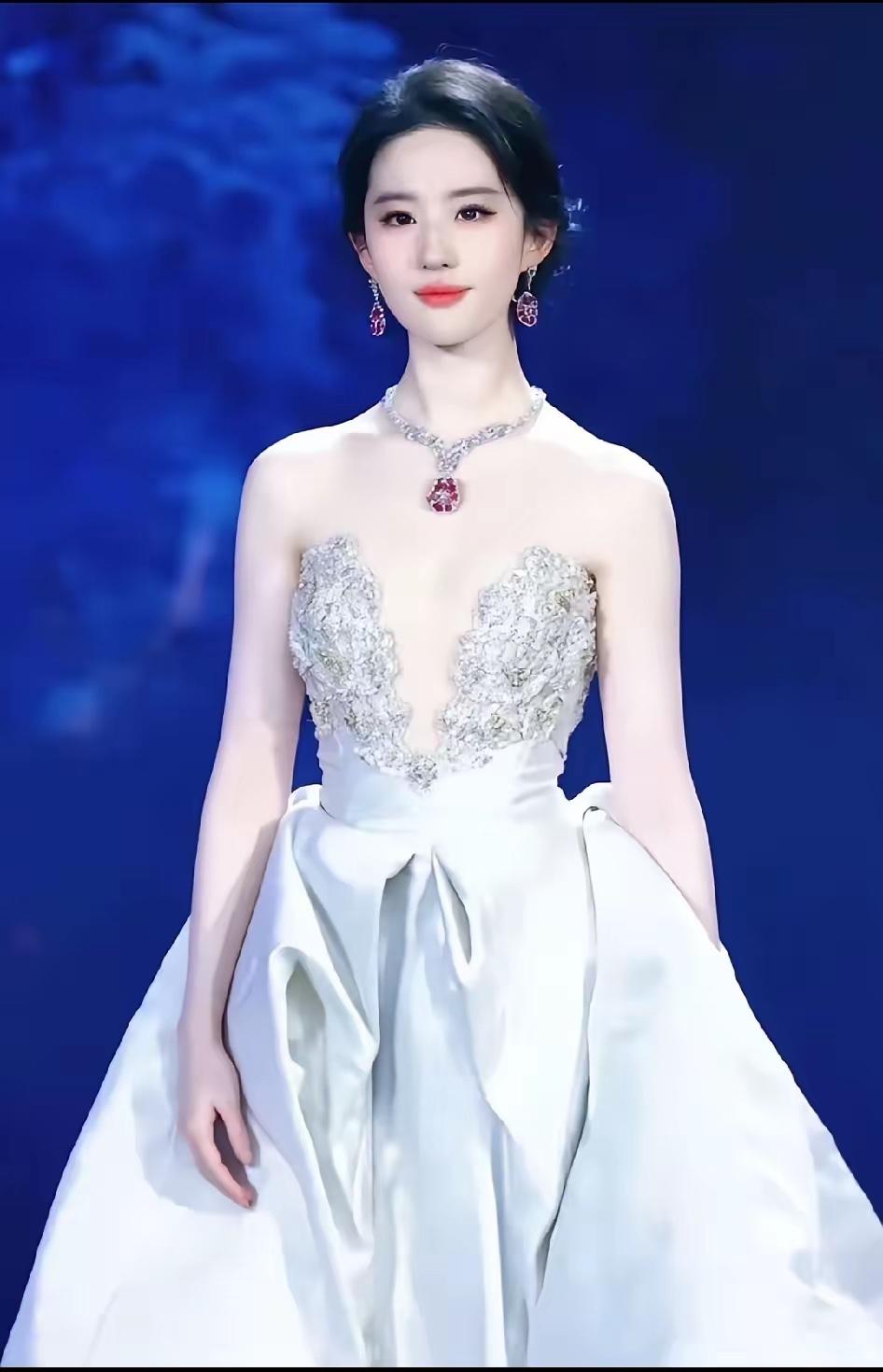 大网红快来看！你见过“对联圈刘亦菲”失态的名场面吗？平时清冷又精致的她，结果刷到