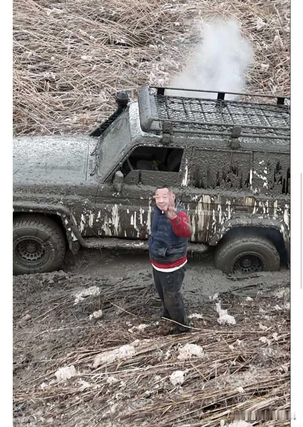 这确实让人难以想象啊。一个这么有钱的大老板，竟然跳到冰水中施救被困车辆。

为什