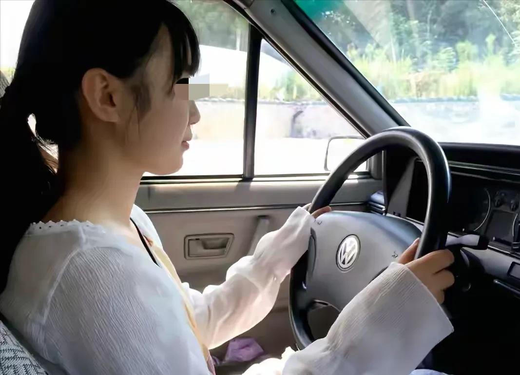云南石林，19岁女生准备考驾照，晚上跟着教练熟悉考试场地。岂料，教练摸了女生的背