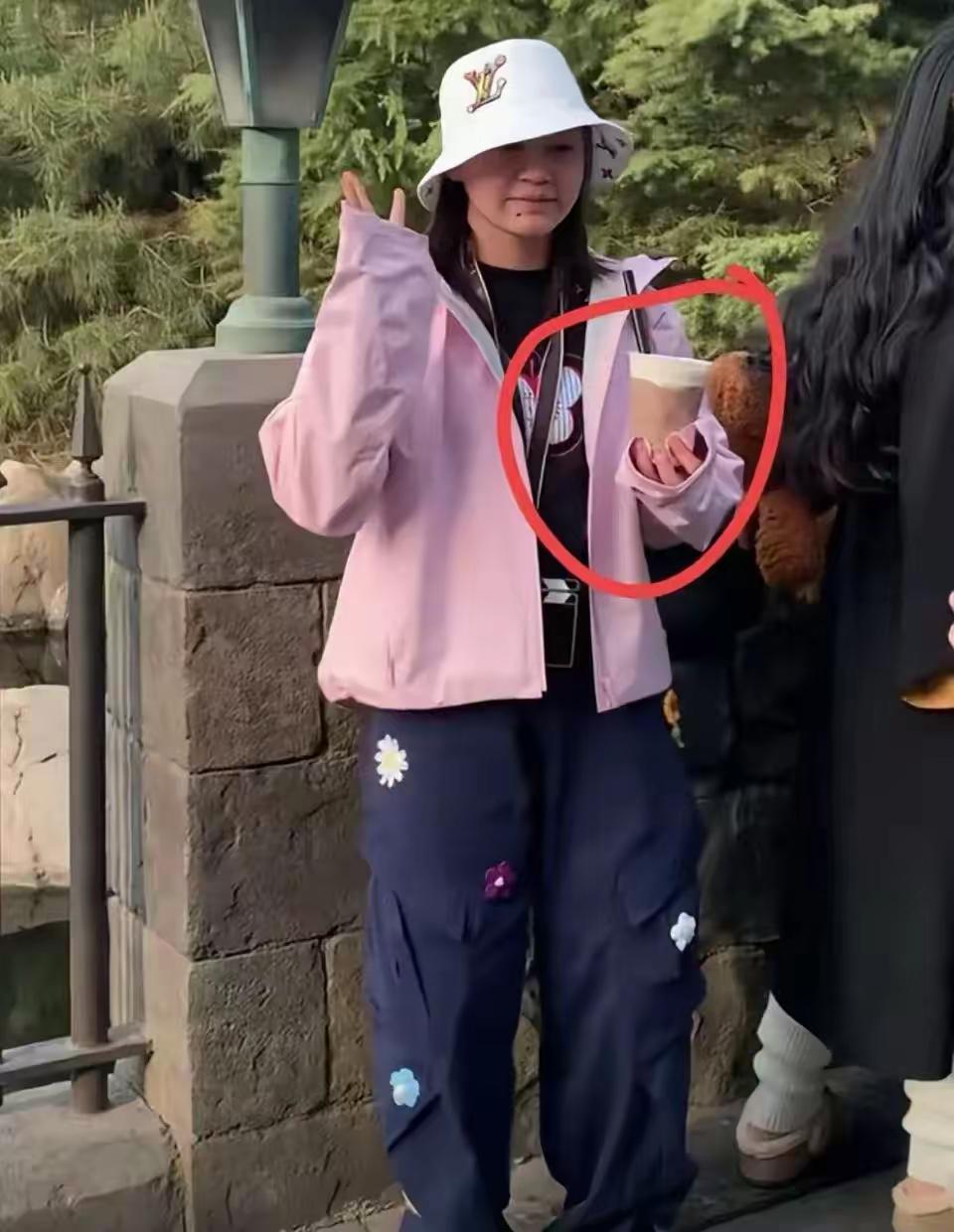 全红婵又上热搜了，这次不是因为水花消失术，而是因为一杯奶茶。刚说完“发育期喝水都