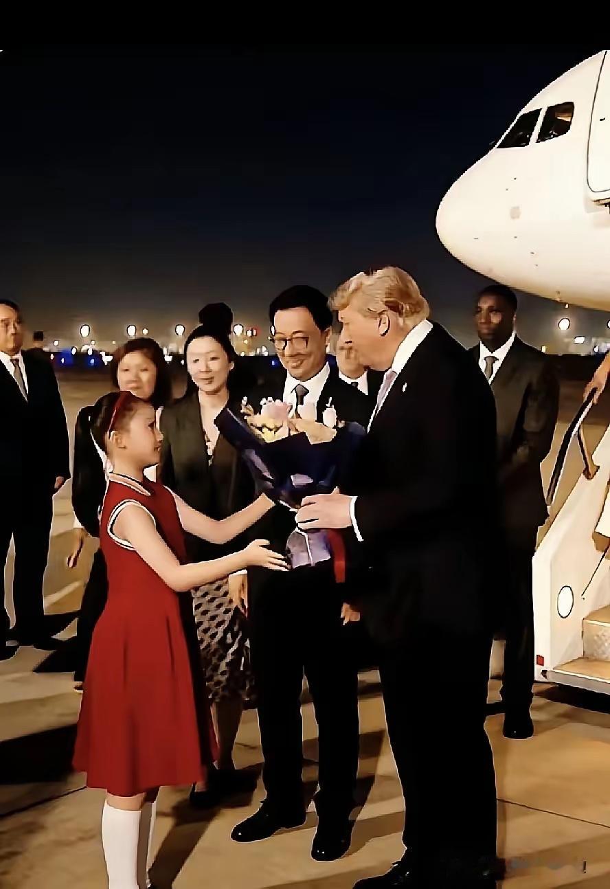 为什么机场献花的，偏偏是这位红裙小姑娘？背后藏着全世界通用的外交礼仪

好多人都