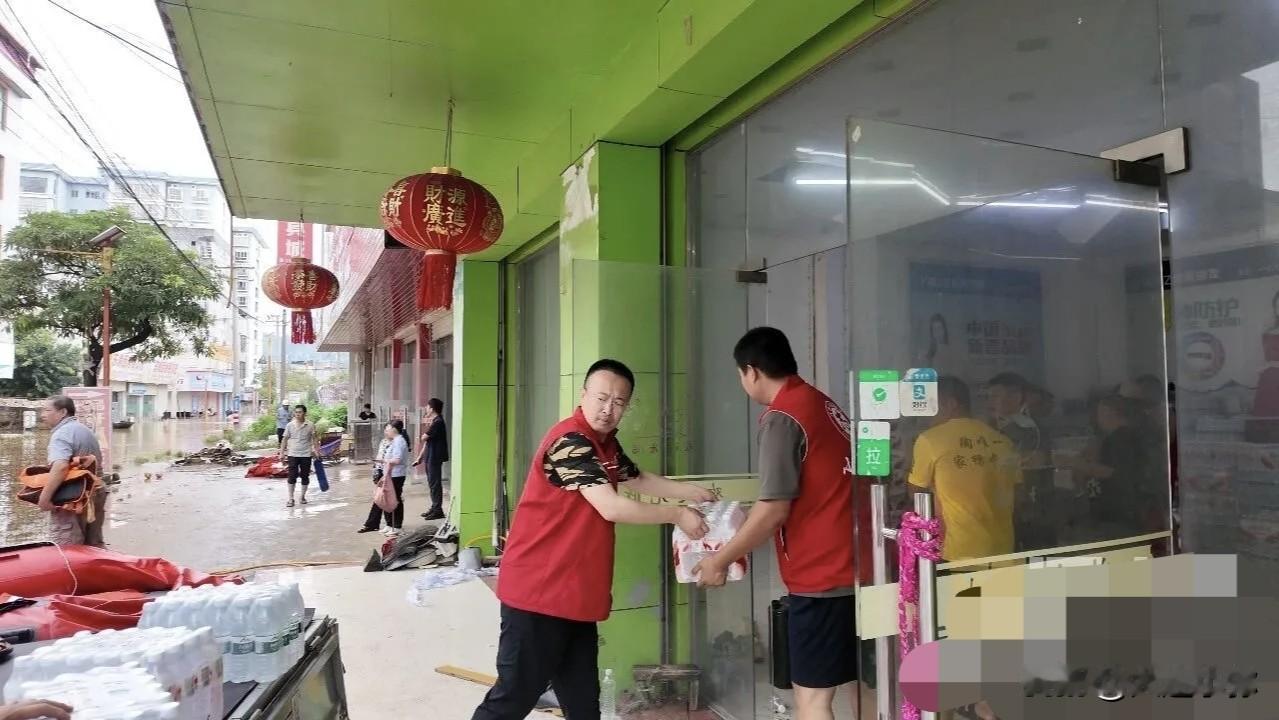 被大连这群志愿者暖到了！跨越千里奔赴广西，这才是我们该追的星

最近看到台风“美